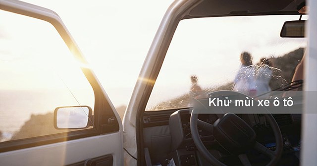 Mở cửa xe ô tô để khử mùi hôi xe mới