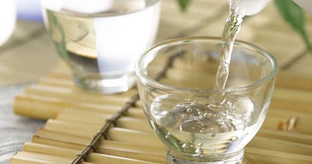 Sử dụng giấm trắng để khử mùi xe ô tô mới