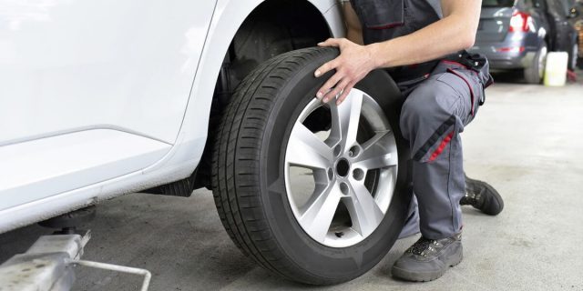 Những dấu hiệu cho biết nên thay lốp ô tô ngay lập tức