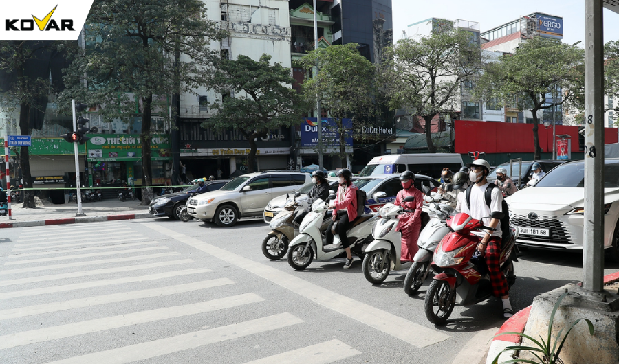 Dừng xe quá vạch khi chờ đèn đỏ tại sao bị phạt nặng