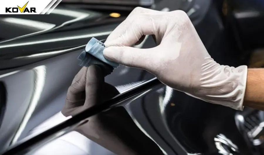 Dùng giấy nhám mịn xóa xước ô tô