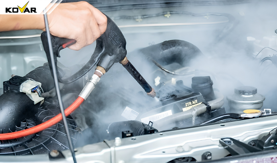 vệ sinh khoang máy bằng hơi nước nóng